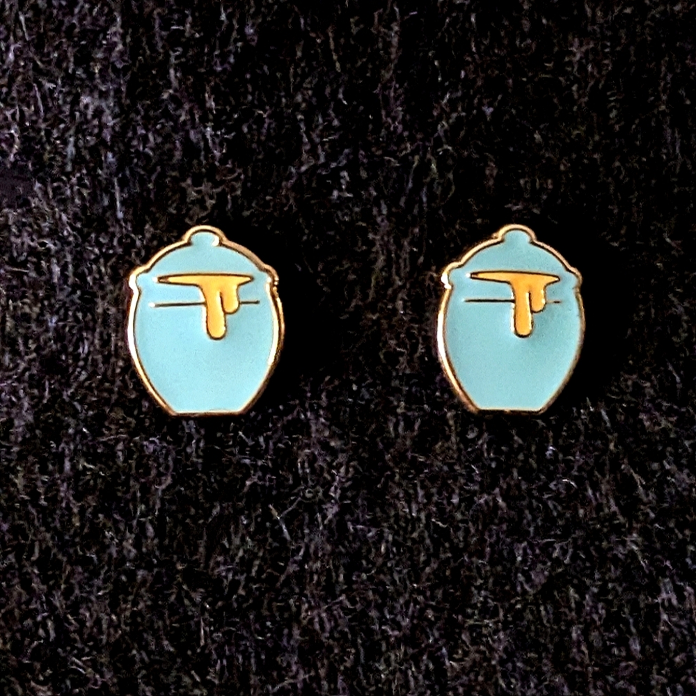 DISNEY.  WINNIE THE POOH'S HONEY POT EARRINGS. YELLOW GOLD PLATED.